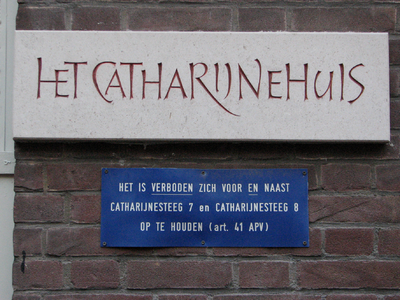 817779 Afbeelding van een gevelsteen en verbodsbord aan de gevel van Het Catharijnehuis (Stichting Dagopvang Utrecht, ...